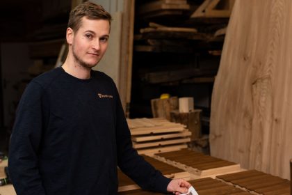 Tramy stare 150 rokov by ini vyhodili Matus z nich vyraba moderne stoly a nabytok ktory prezije dalsie generacie