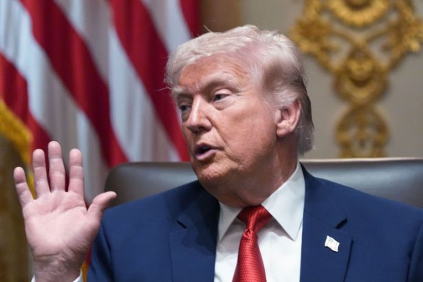 Trump odlozil utoky na iranske zariadenia o dalsich desat dni Tvdi ze rokovania prebiehaju velmi dobre