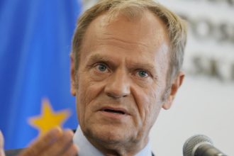 Tusk varuje Odchod Polska z EU je realnou hrozbou prezident zastavil miliardy na obranu