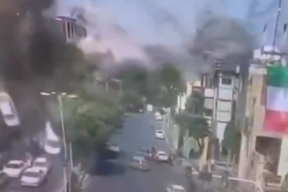 VIDEO Auta sa rozlietavali ako hracky Bleskovy utok Izraela znicil sidlo iranskeho vodcu na kusy