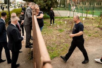 VIDEO Fico zacal rokovanie vlady skokom na plot kabinet schvalil miliony pre region aj nove projekty