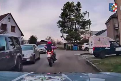 VIDEO Opiteho motorkara nezastavilo vobec nic V neuveritelnom hazardovani pokracoval v nastolenom trende