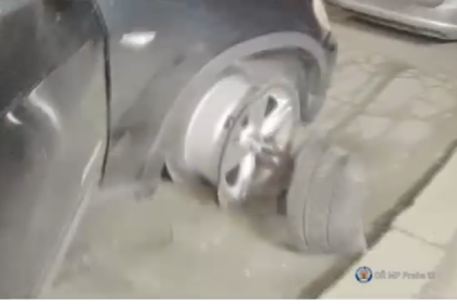VIDEO Pred jazdou vypil desat piv zastavil ho az obrubnik Policajtov sa ihned snazil oklamat