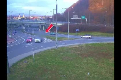 VIDEO Stacila chvila nepozornosti a uz ho mal pod kolesami Takto dopadol jazdec na kolobezke po tvrdom naraze
