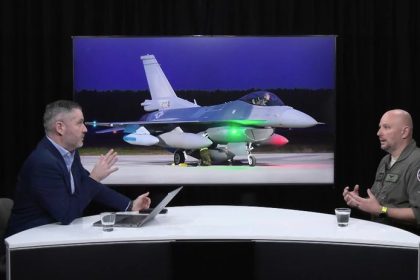 Velitel bojovej letky F16 pplk Gregor Najhardsie je tankovanie za letu Na vycviku bojujeme aj proti americkym pilotom