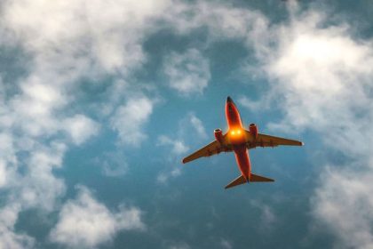 Vsetci ju nenavidia no kazdy s nyou lieta Aj ked je tato nizkonakladovka na chvoste rebricka oblubenenosti o zakaznikov nudzu nema