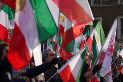 Zatvorenie americkych zakladni alebo poplatky za Hormuzsky prieliv Iran stanovil podmienky rovanic s USA Z Washingtonu to znie nerealne