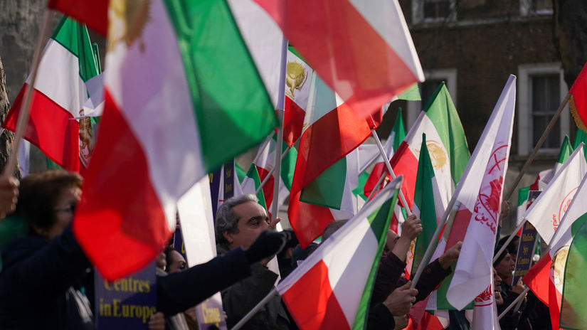 Zatvorenie americkych zakladni alebo poplatky za Hormuzsky prieliv Iran stanovil podmienky rovanic s USA Z Washingtonu to znie nerealne