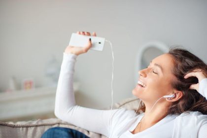 prekvapujuci trik radikalne znizuje pocity uzkosti potrebujete len sluchadla a 24 minut casu