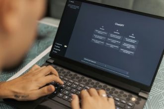 Chatbot ako spoluzak ktory pomaha s ulohami Ak budeme ignorovat AI vo vzdelavani skoly prestanu byt relevantne varuje expert