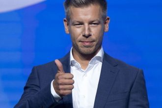 Liderom madarskej opozicie je byvaly Orbanov spojenec Spinava kampan ani obvinenia z tyrania manzelky mu neubrizili