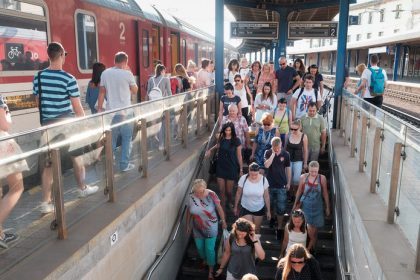 Nechcete stat vo vlaku Slovaci coraz castejsie preferuju pohodlnejsi sposob cestovania Novy trend podporuju aj nizsie ceny