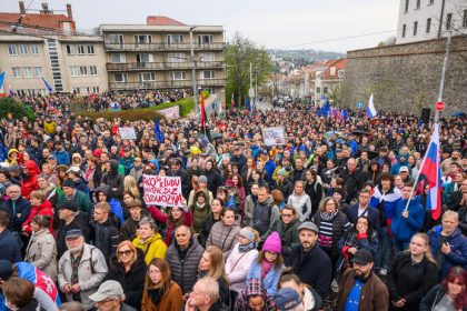 Pred NR SR sa konal opozicny protest proti navrhu zmien vo volbach zo zahranicia