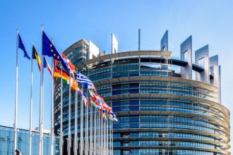 Svedski europoslanci varuju pred bojkotom Strasburgu kvoli drakonickemu zakazu