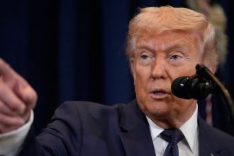 Trump oznamil vysoke cla na krajiny ktore dodavaju zbrane Iranu Bez vynimky Hlavne sa to tyka Ruska