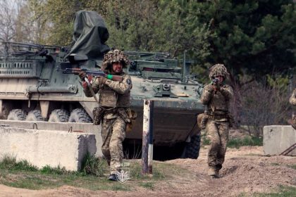 Bitka o ukrajinske mestske aglomeracie rusi zhromazdzuju techniku a utocia na klucove mesta