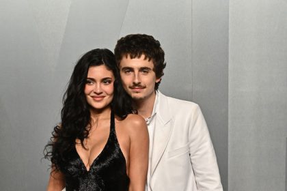 Boli na dvojitom rande chalamet a kylie jenner so sestrou si zakryvali tvare pred paparazzami v aute ktore soferoval jacob elordi