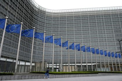 Brusel poslal Slovensku neprijemnu spravu platy maju klesnut dlh bude narastat a ekonomika sa sotva pohne