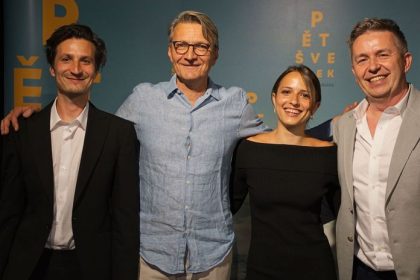 Film Pet svestiech vstupil do slovenskych kin Reziser Jan Sverak odkazal divakom aby vzali rodicov do kina