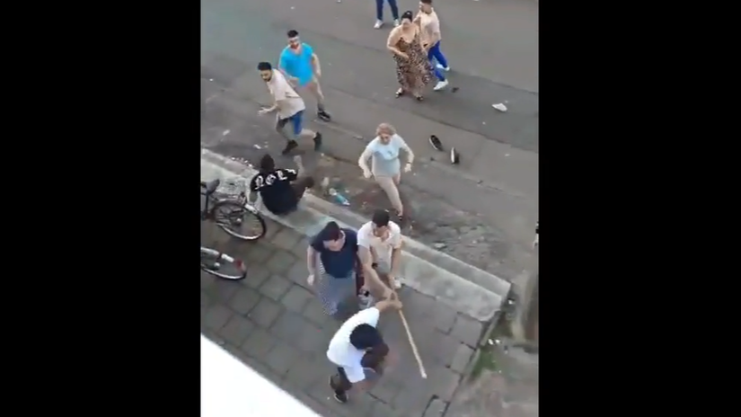 Hromadna bitka v Nemecku ucastnikmi aj Slovaci Policia sa na zaciatku len prizerala