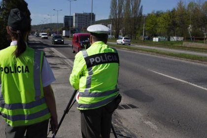 Mate vo svojom okoli cestnych piratov Poslite na nich radar Policia zavadza novinku