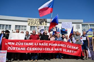 Napatie v Brne Protest proti zjazdu sudetskych Nemcov sa skoncil potycou muz prelomil barieru