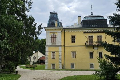 Necakany navstevnik v Betliari Medved pravdepodobne vbehol do zamockeho arealu cez dieru v plote
