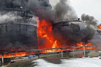 ONLINE Ukrajinske drony znicili ruske vzacne vojenske lietadla za desiatky milionov V plamenoch skocil aj tanker a ropny sklad