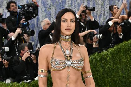 Ruska kraska Shayk ako najvyzlecenjsia hviezda MET Gala Prsia zakrylo len par kamenov ale nebola sama Donaha sli aj tieto damy