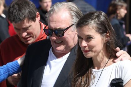 Svet ho odsudzuje ona mu verejne vyznava lasku Zamilovala som sa do drzeho muza hovori 28 rokov mladsia ceska partnerka Depardieua