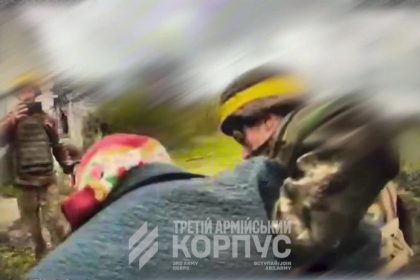 VIDEO Ukrainsku babicku evakuoval pred frontom robot Praje si aby sa vojna skoncila