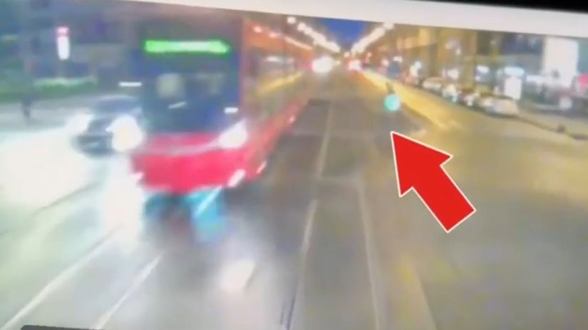 VIDEO Zazrak ze prezil Chodec nahle vkrocit do cesty nocej elektricke