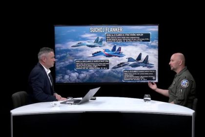Velitel slovenskej letky F 16 pplk Gregor Vieme ze nad Baltom nas cakaju ruske Suchoje Najprv letime proti rakete az potom proti lietadlu