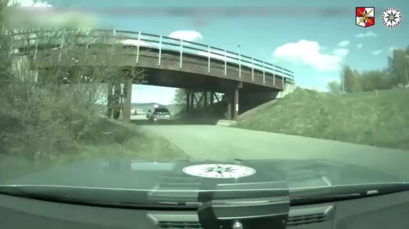 video blazniva nahanca aku len tak neuvidite mladik pred policiou unika ako sialeny