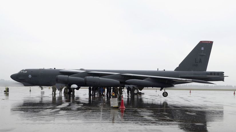 Drma na americkej zakladni Legendarna bombarder B 52 sa zrutil po vzlete
