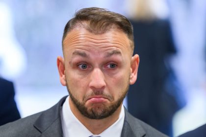 Exekucia voci Sutajovi Estokovi sa nekona Sud zrusil povodny verdikt policajti okolo Curillu peniaze zatial neuvidia