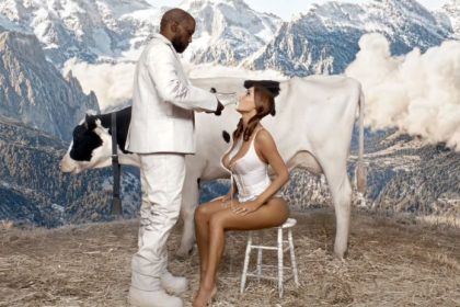Mlieko jej stekalo po celom tele Kanye West a Bianca Censori opat provokuju v novom videoklipe