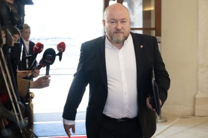 Statna spolocnost rozdala za Huliaka viac ako tri miliony Opozicia kritizuje rozdelenie darcekov