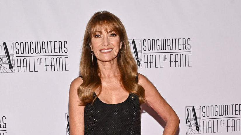 Zabudnite na babicku Jane Seymour 75 sa objavila v overale a predviedla postavu ktoru jej mozu tajit aj tridsiatnicky
