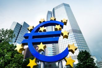 Banky utiahli uverovu brzdu pozicku dostane menej ludi ECB varuje pred dalsim sprisnenim ekonomika spravy