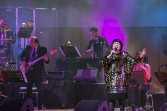Jubilantku Mireille Mathieu casto prirovnavaju k Edith Piaf ona sa vsak snazi byt samou sebou Kultura Spravy