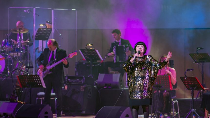 Jubilantku Mireille Mathieu casto prirovnavaju k Edith Piaf ona sa vsak snazi byt samou sebou Kultura Spravy