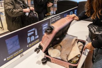 Koniec prelievaniu do miniflasticiek Tieto letiska uz povolia do lietadla az dva litre tekutin Ako su na tom slovenske