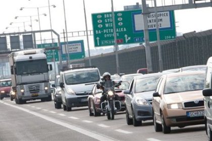Nevidane aj na pracovne rano Na kratkom useku D1 doslo k styrom nehodam Regiony Spravy