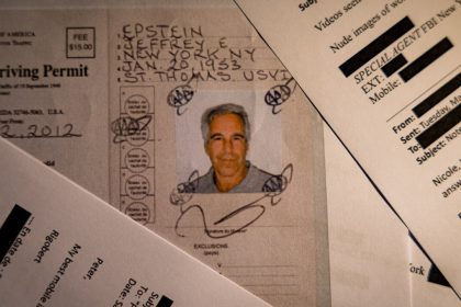 Retaze boli neviditelne ale boli tam Asistentka Epsteina opisala kult v ktorom ju roky zneuzival