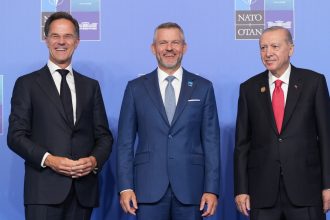 Samit NATO odhalil trhliny Politolog Pozeraju sa na nas s nedoverou Slovensko Kyjevu peniaze neposkytne spojenci si uz zvykli