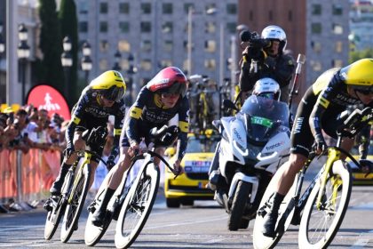 Turne odstartovalo timovou casovkou V zltom ju zacina Vingegaard Cyklistika Sportweb