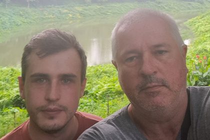 po liekoch leteli az do bangladesh neveril som v ochotu uradov simonovi sa neuveritelne polepsilo rozhovor s otcom