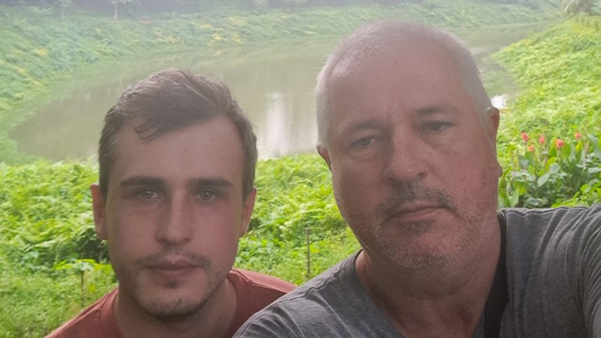po liekoch leteli az do bangladesh neveril som v ochotu uradov simonovi sa neuveritelne polepsilo rozhovor s otcom