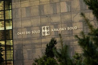 Dievcatko z ceska vydavalo zvuky balo sa vody a muselo zobrat Otec vlcieneho dieta spoznal svoj trest